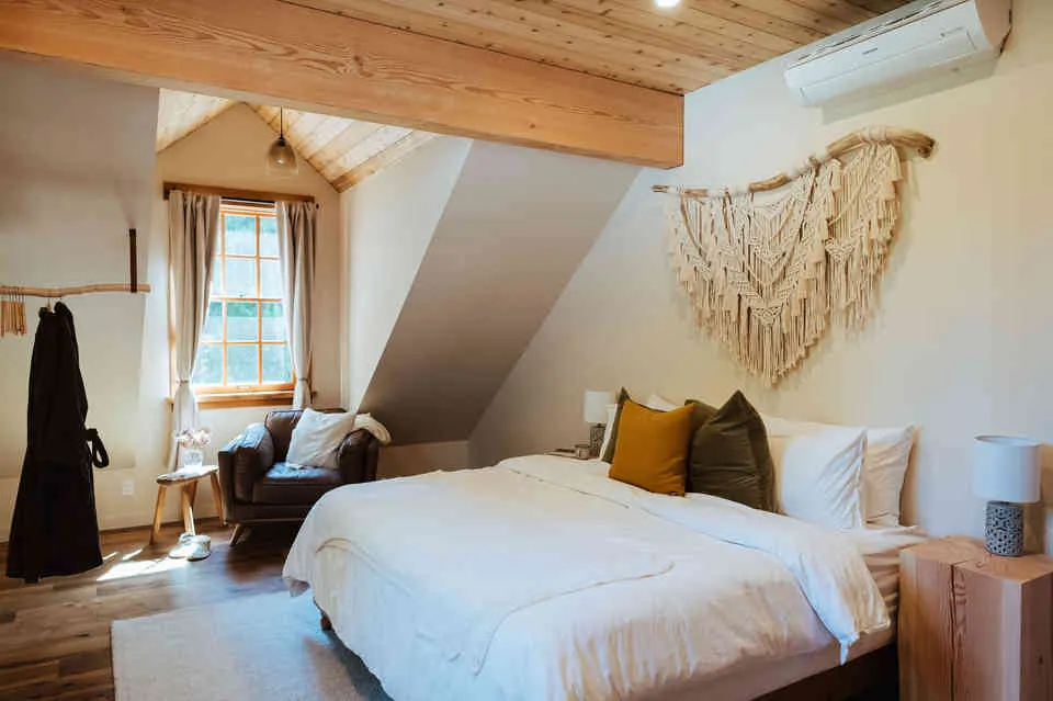 Upstairs king bedroom. 