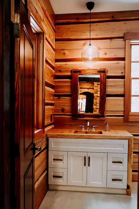 Main floor full bathroom. 